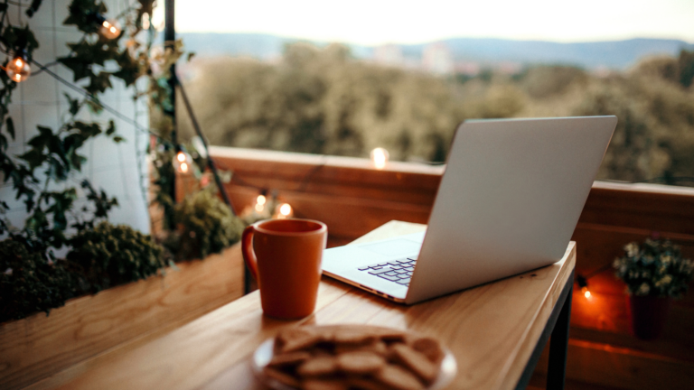 Kaffee, Couch und Excel: So bleiben Sie im Homeoffice mit Office 365 produktiv