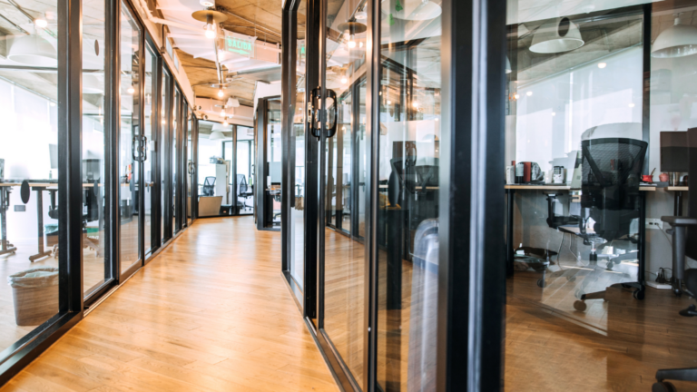 Modernes Büro mit Glaswänden